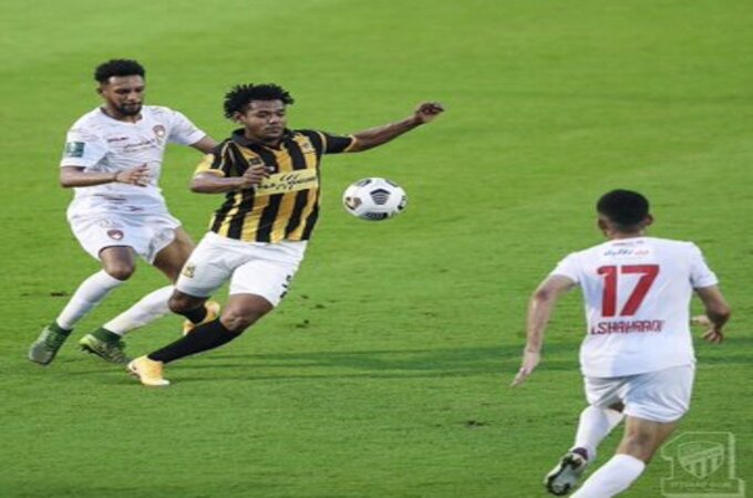 الاتحاد يتعادل مع ضمك بثلاثية بعد التمديد لشوط ثالث