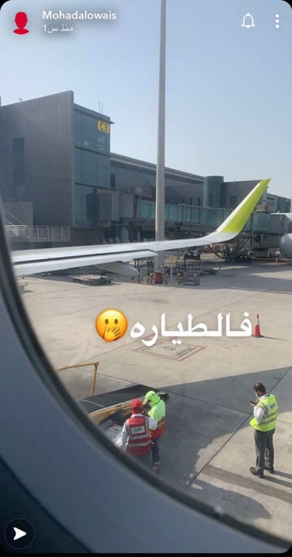 محمد العويس ينشر صورته في الطائرة