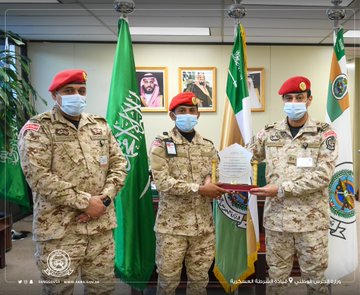 قائد الشرطة العسكرية بالرياض يكرم الجندي البقمي لكشفه قضية فساد