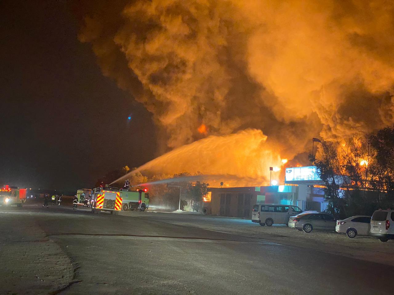 شاهد.. حريق بـ أحد المصانع في الرياض