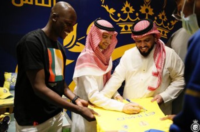 الحلافي ومادو في افتتاح متجر النصر