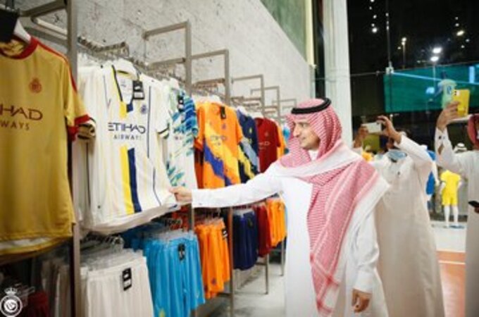 الحلافي في افتتاح متجر النصر