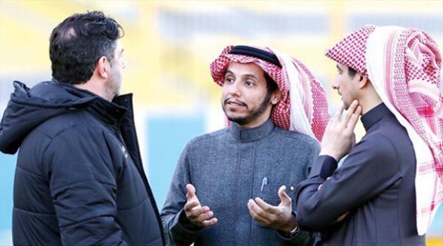 النصر يُخطط للإطاحة بـ فيتوريا والاستعانة بمدرب الهلال السابق