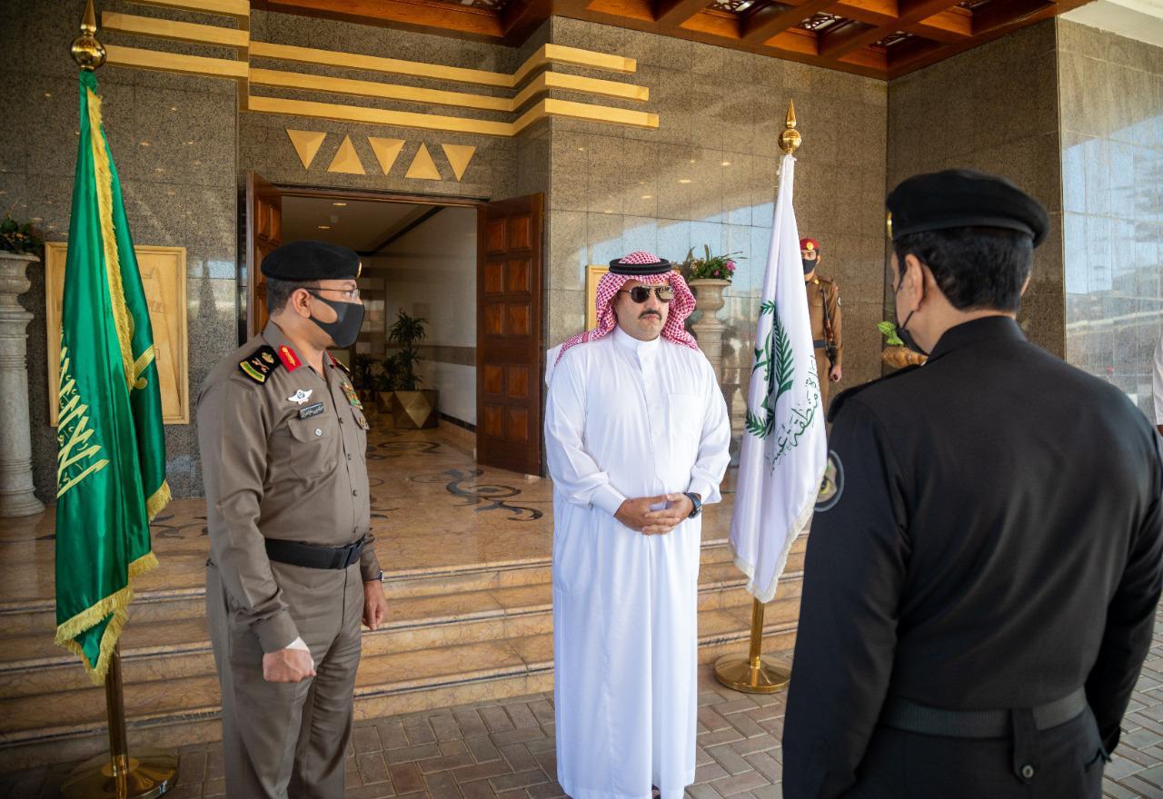 الأمير تركي بن طلال يكرم عددًا من منسوبي شرطة عسير