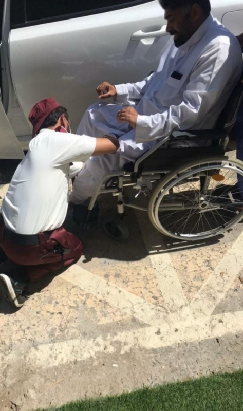 أمير عسير يكرم حارس الأمن آل خلبان بمستشفى رجال ألمع - المواطن