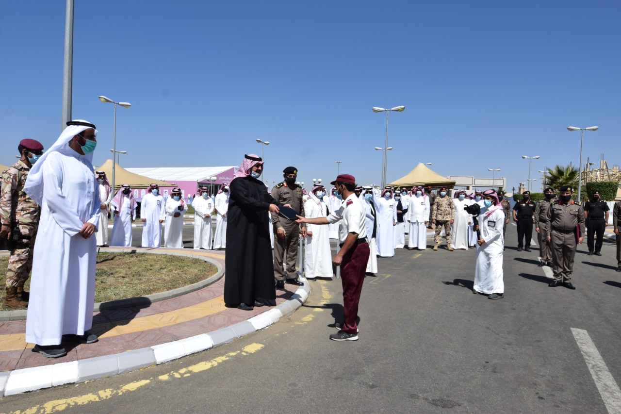 أمير عسير يكرم حارس الأمن آل خلبان بمستشفى رجال ألمع