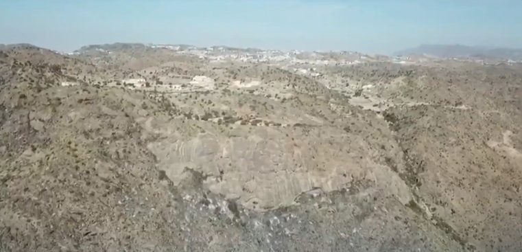 فيديو.. السيطرة على آخر بؤر حريق تنومة في جبل عثروبين