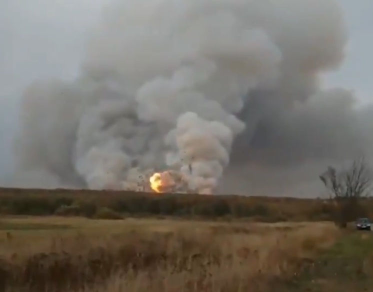 شاهد.. انفجارات ضخمة في مستودع للذخيرة في روسيا