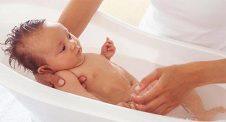 الأطفال حديثو الولادة لا يحتاجون إلى الاستحمام يوميًا