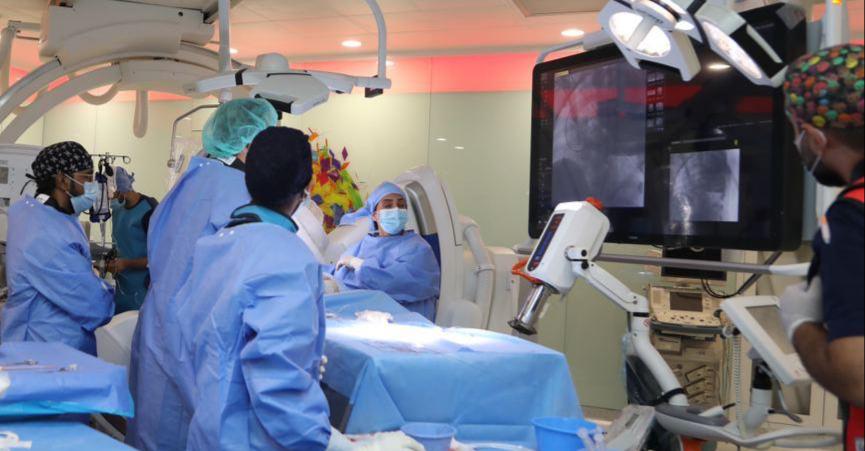 إجراء أول جراحة في العمليات الهجينة بــ سعود الطبية