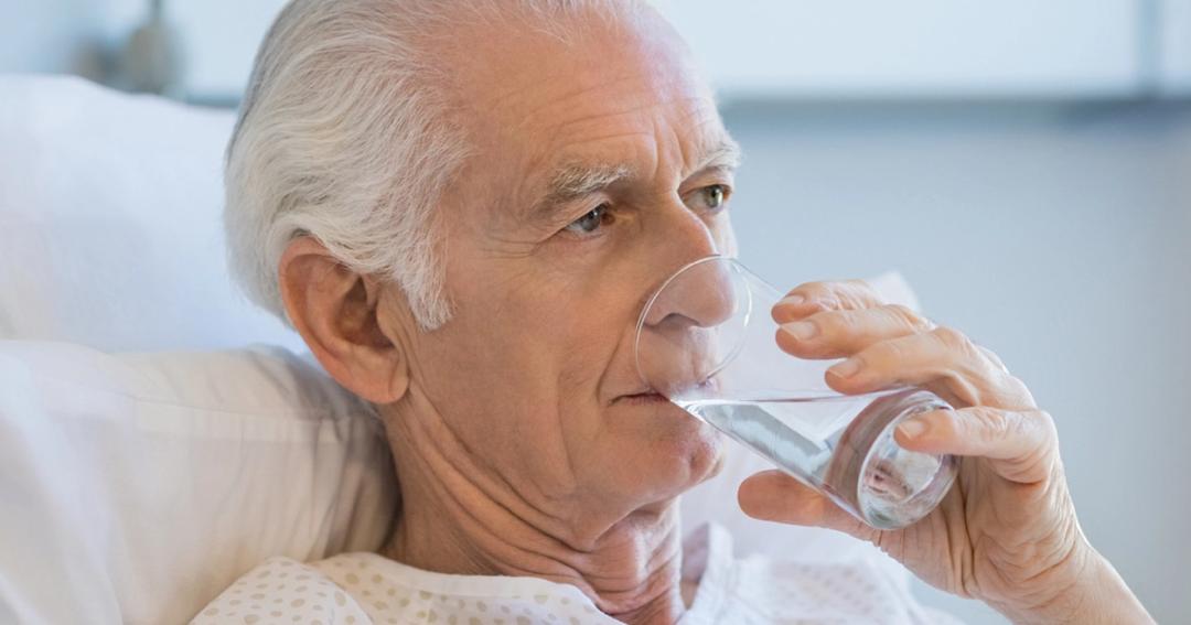لهذا السبب تزداد الحاجة لتناول الماء مع تقدم العمر