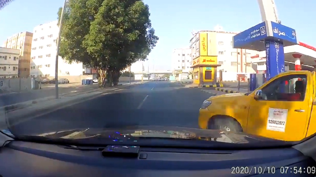 فيديو.. سائق متهور كاد أن يتسبب بحادثين في 5 ثوانٍ