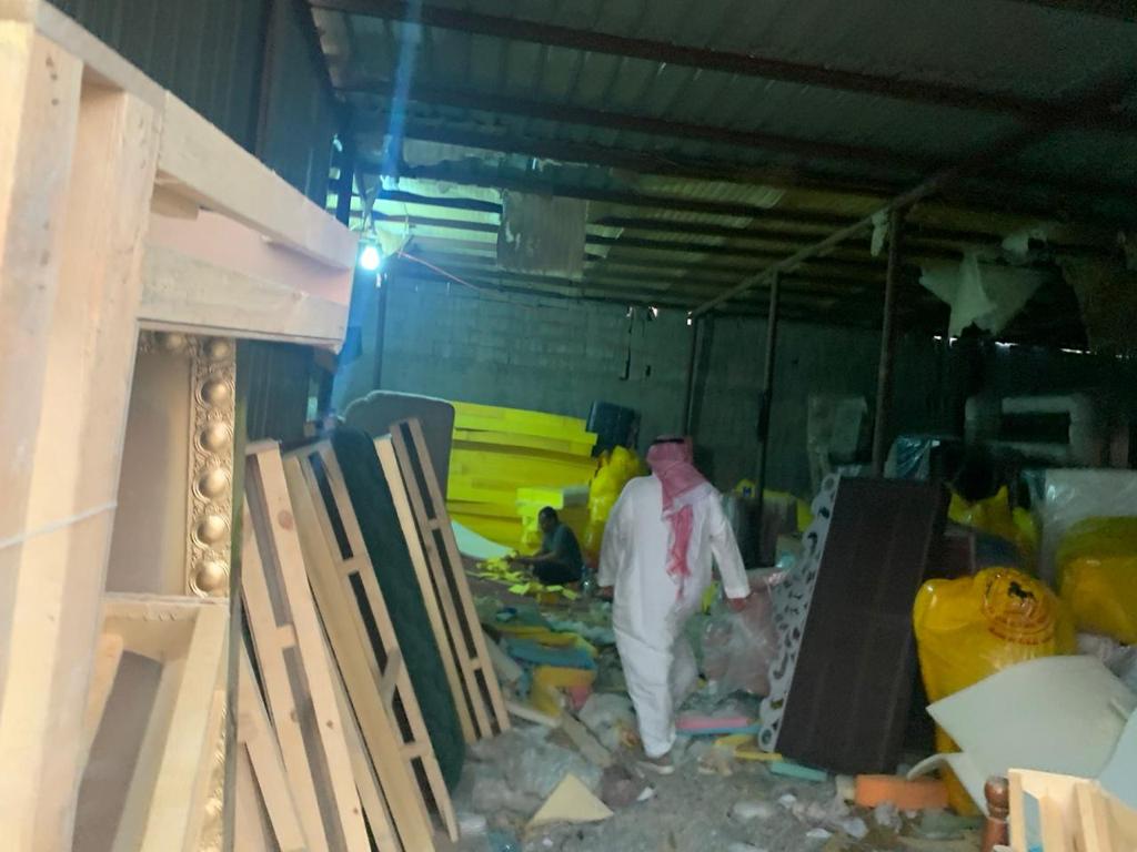 ضبط وإغلاق 3 أحواش مخالفة لإعادة تدوير الإسفنج في جدة
