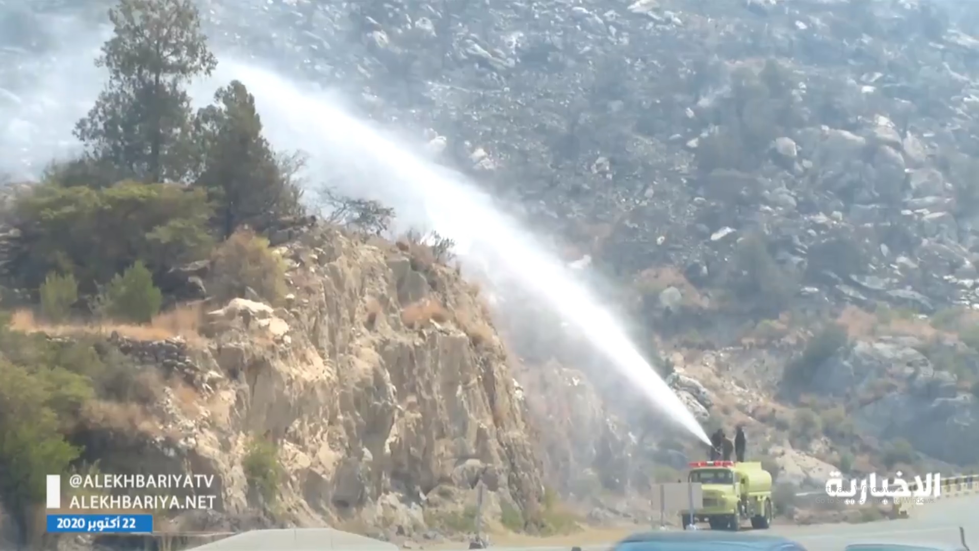 فيديو.. المدني يواصل إخماد حريق تنومة