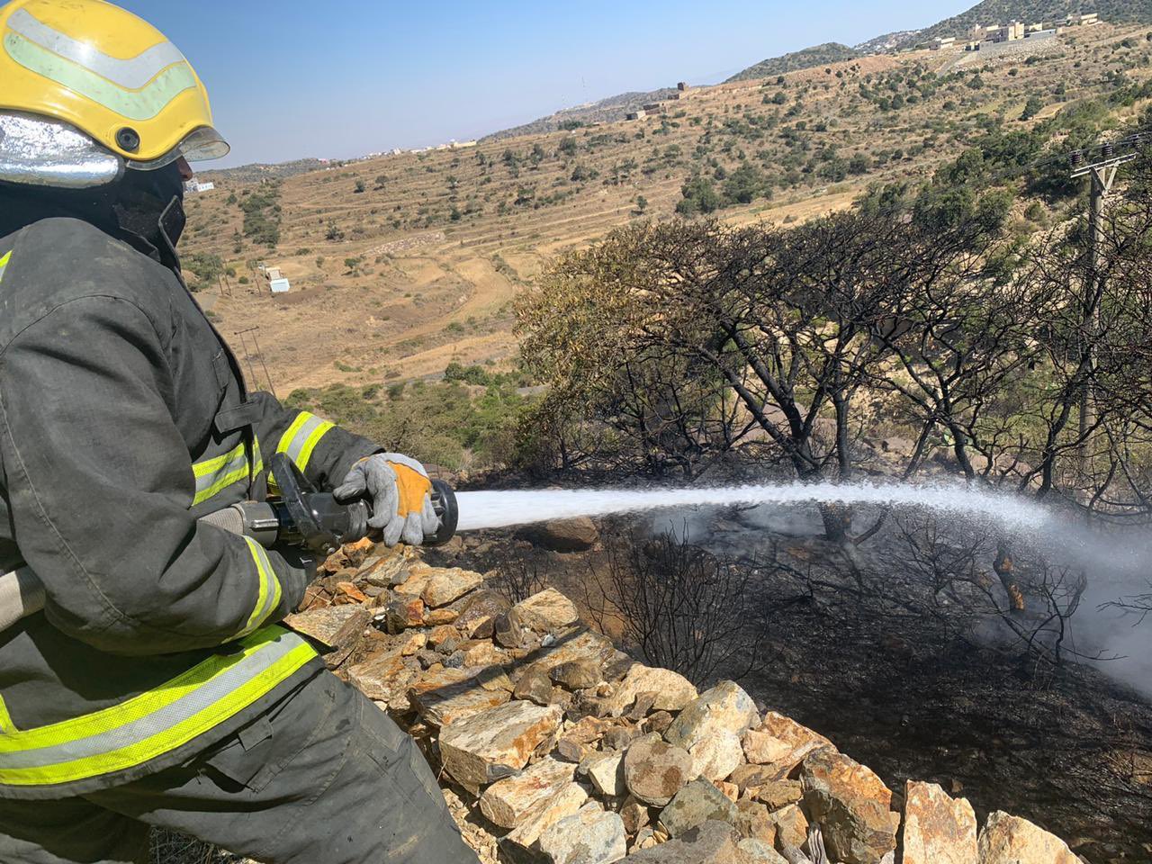 الدفاع المدني يخمد حريقًا في مدرجات زراعية بأبها