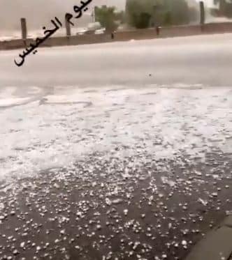 فيديو.. أمطار غزيرة وبرد على الطائف والحصيني يتوقع جريان السيول