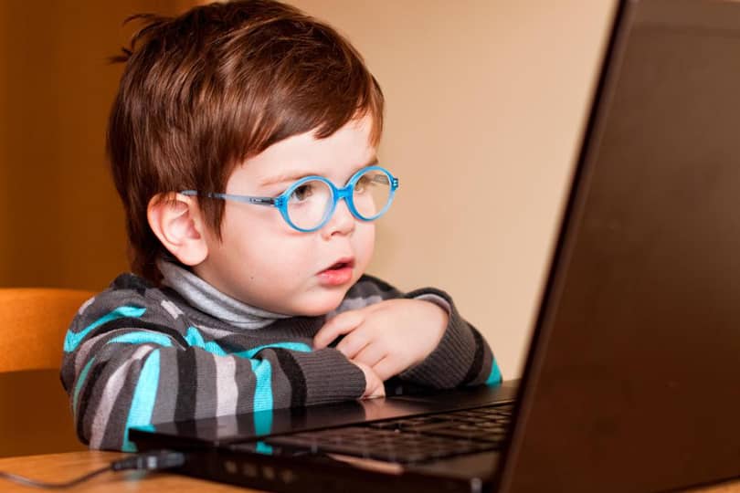 احذروا استخدام الأطفال للإنترنت بشكل مفرط