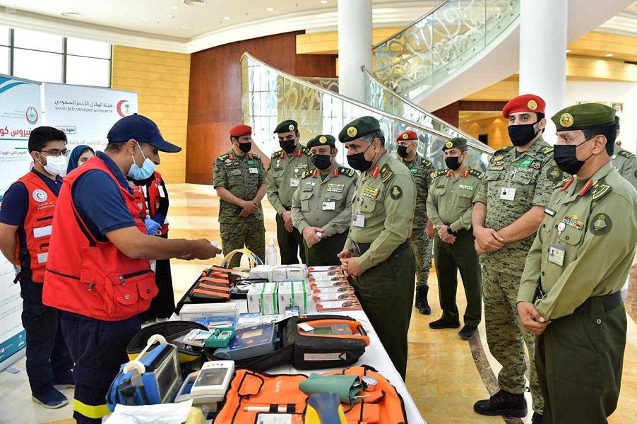 اللواء اليحيى يفتتح معرض الهلال الأحمر بمبنى مديرية الجوازات