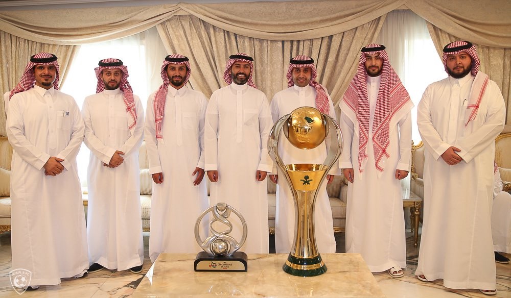 الهلال يتسلم مكافأة الكأس الاستثنائي