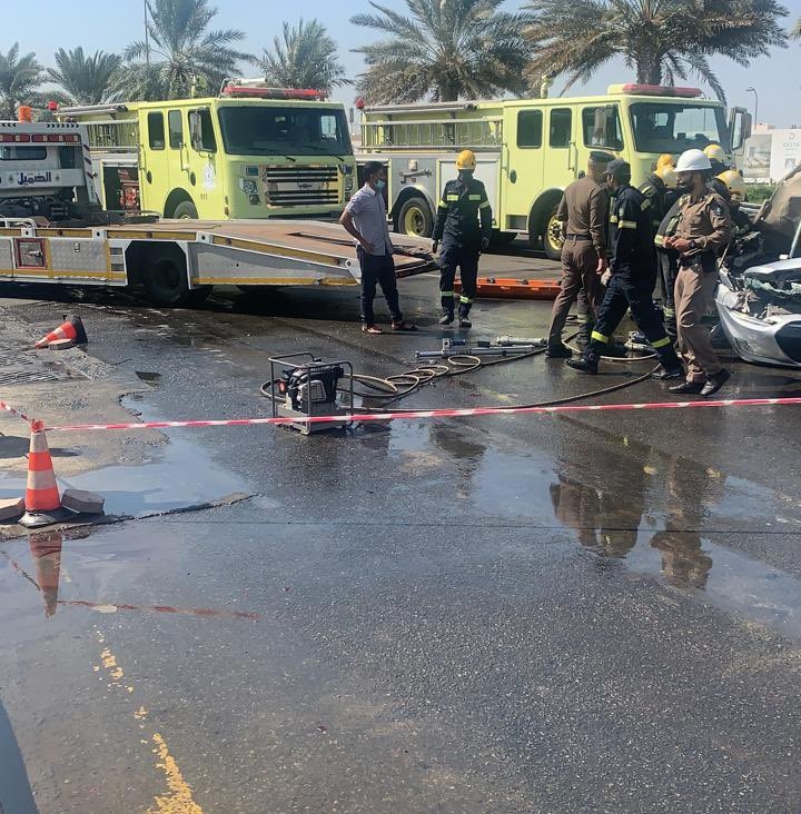 وفاتان و5 إصابات في انقلاب صهريج ماء على 3 سيارات بجدة