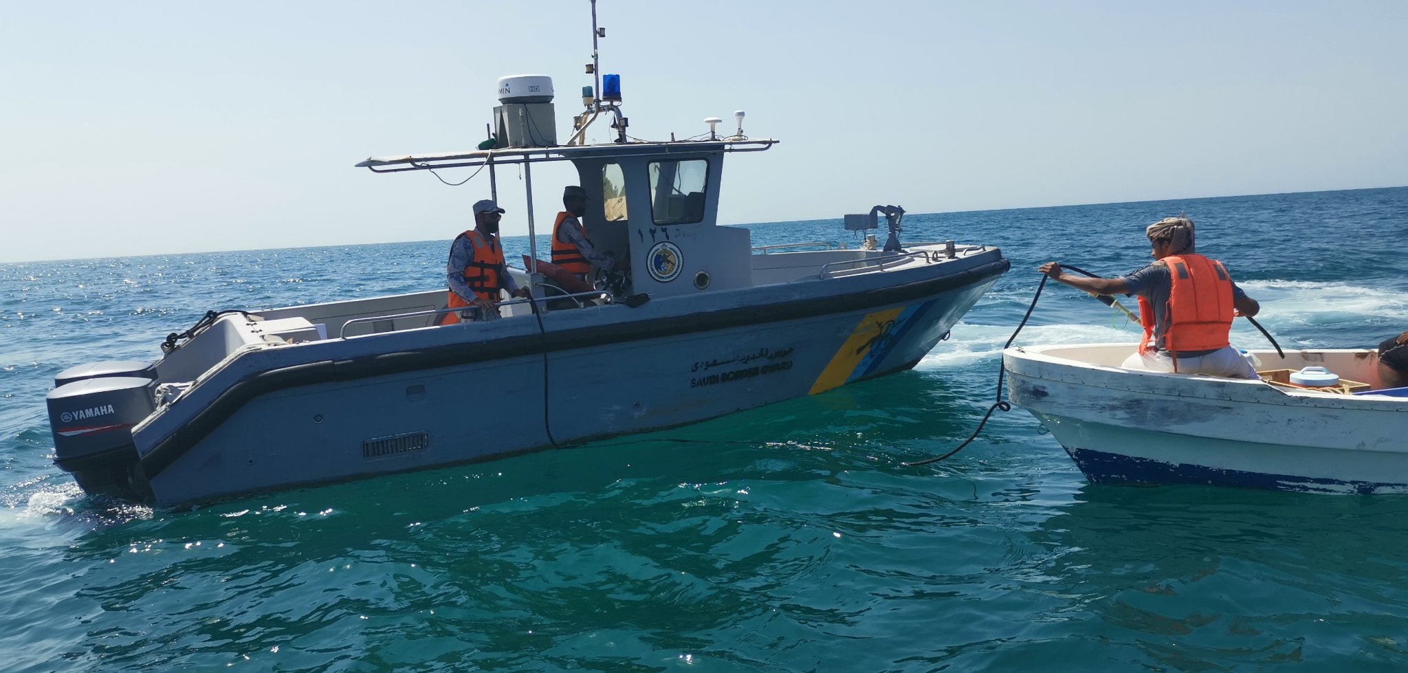 حرس الحدود بالمدينة ينقذ مواطنين تعرض قاربهما للعطل بعرض البحر