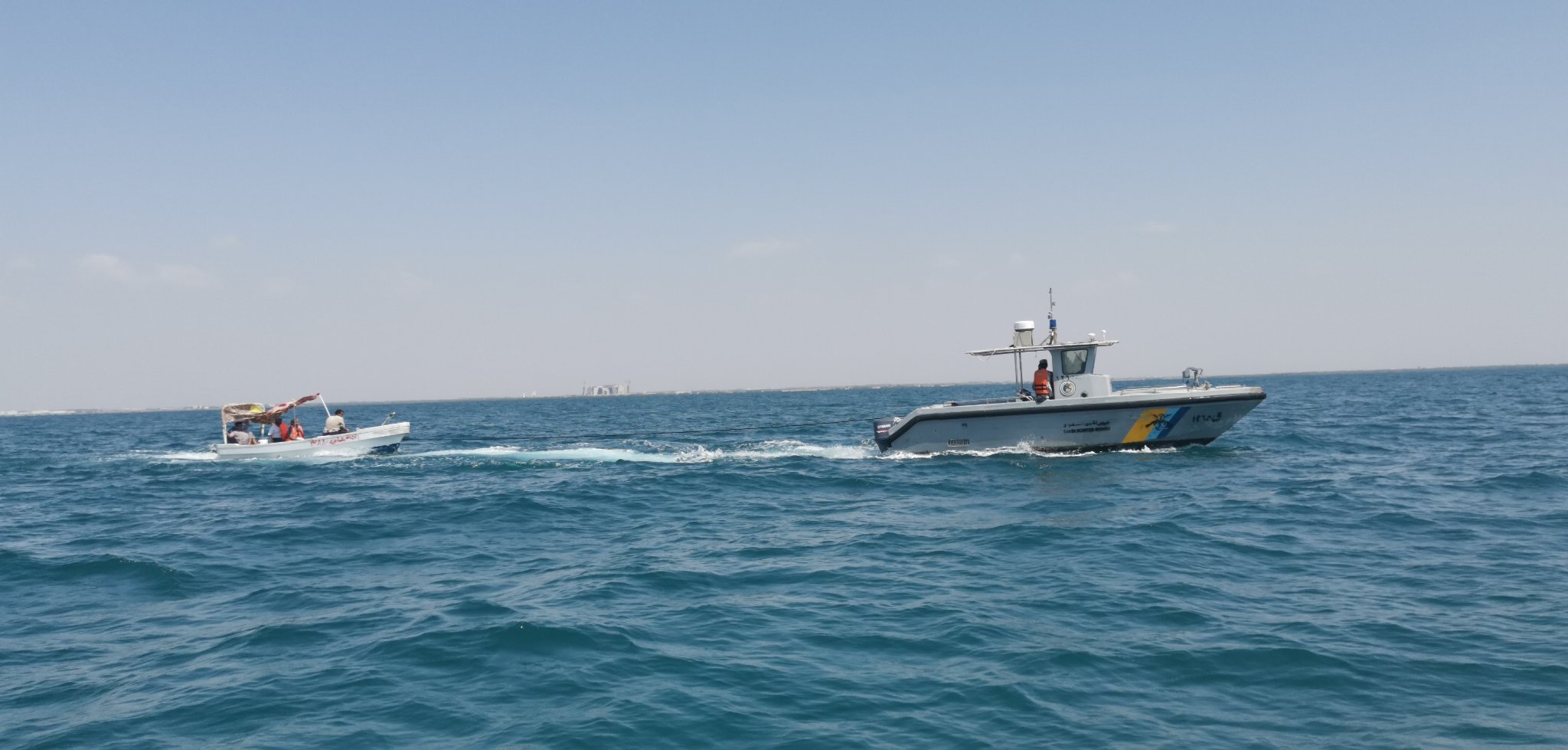 حرس الحدود ينقذ مواطنين تعطل قاربهما في عرض البحر بالقنفذة  - المواطن