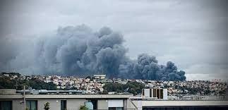 شاهد.. حريق فرنسا يجلي مئات السكان في ميناء لوهافر