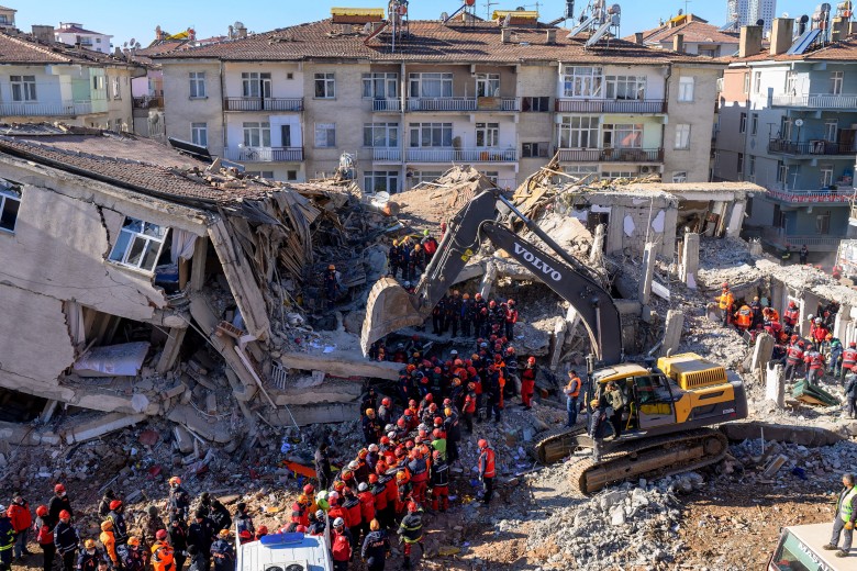 12قتيلًا و419 مصابًا جراء زلزال تركيا