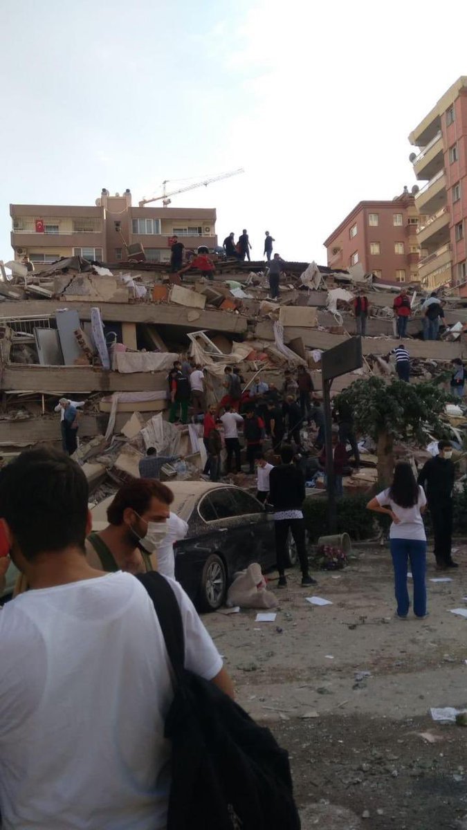 انهيار عقارات وتسونامي في تركيا بسبب زلزال إزمير