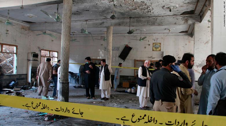 صور مؤلمة.. صحيفة بريطانية تكشف تفاصيل انفجار مدرسة في باكستان