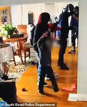 فيديو.. طفل في الخامسة يتصدى لمجموعة لصوص مسلحين دفاعًا عن أمه 