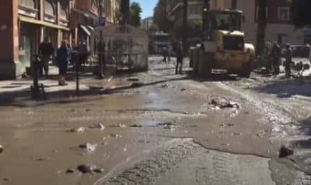 فيديو.. فيضانات إيطاليا تجرف الطين والوحل إلى الشوارع