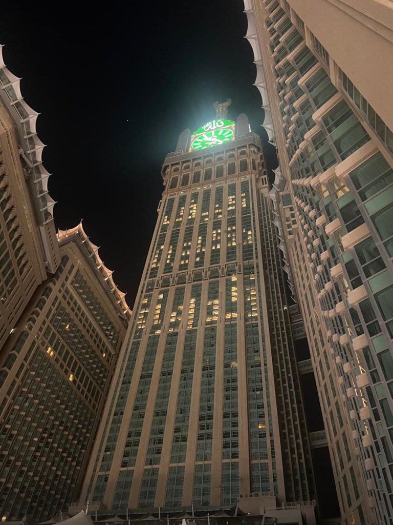 كيف نكون قدوة تضيء برج الساعة في مكة المكرمة