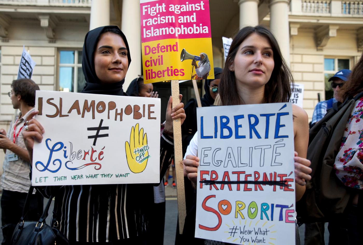 منظمة إنجليزية: شيطنة فرنسا للمسلمين تزداد سوءًا