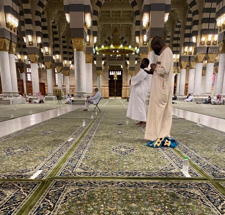 رسالة توعوية لقاصدي المسجد الحرام: ضعوا الأحذية في مكانها المخصص