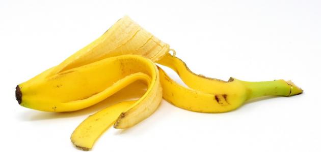 تقليل البقع الداكنة فوائد قشر الموز للوجه