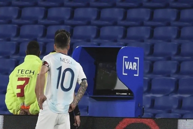ميسي يصطدم بحكم مباراة باراغواي 3 مرات ! 3 ميسي
