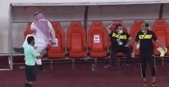 فيديو .. حامد البلوي ينفعل ويخطف الأضواء بـ مباراة الاتحاد والقادسية