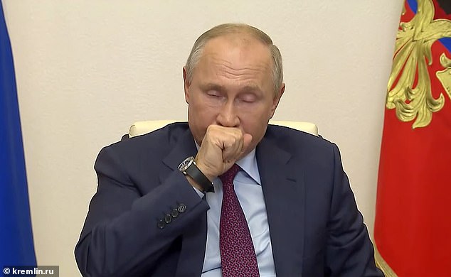 فيديو.. بوتين يصاب بنوبة سعال على الهواء ومخاوف من تعرضه لوعكة