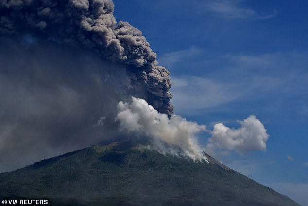 بركان في إندونيسيا يتسبب في اندلاع رماد ودخان ويطلق غازات سامة