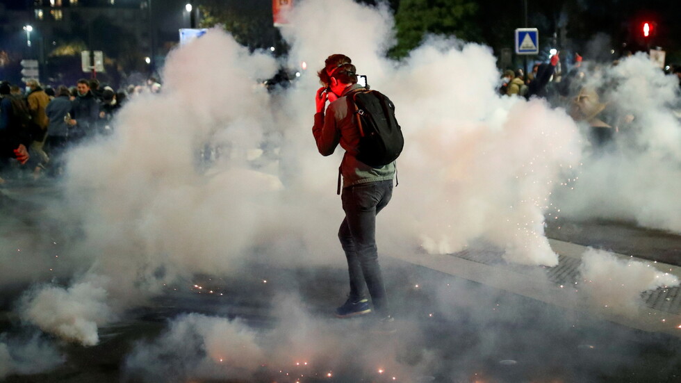 فيديو وصور.. حرائق ومواجهات في باريس احتجاجًا على قانون الأمن الشامل