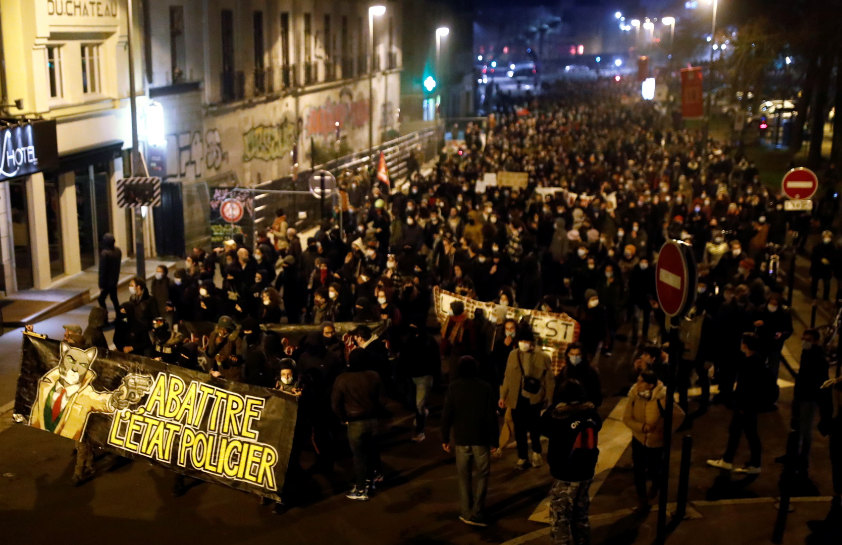 تجدد الصدامات في باريس احتجاجًا على قانون الأمن الشامل