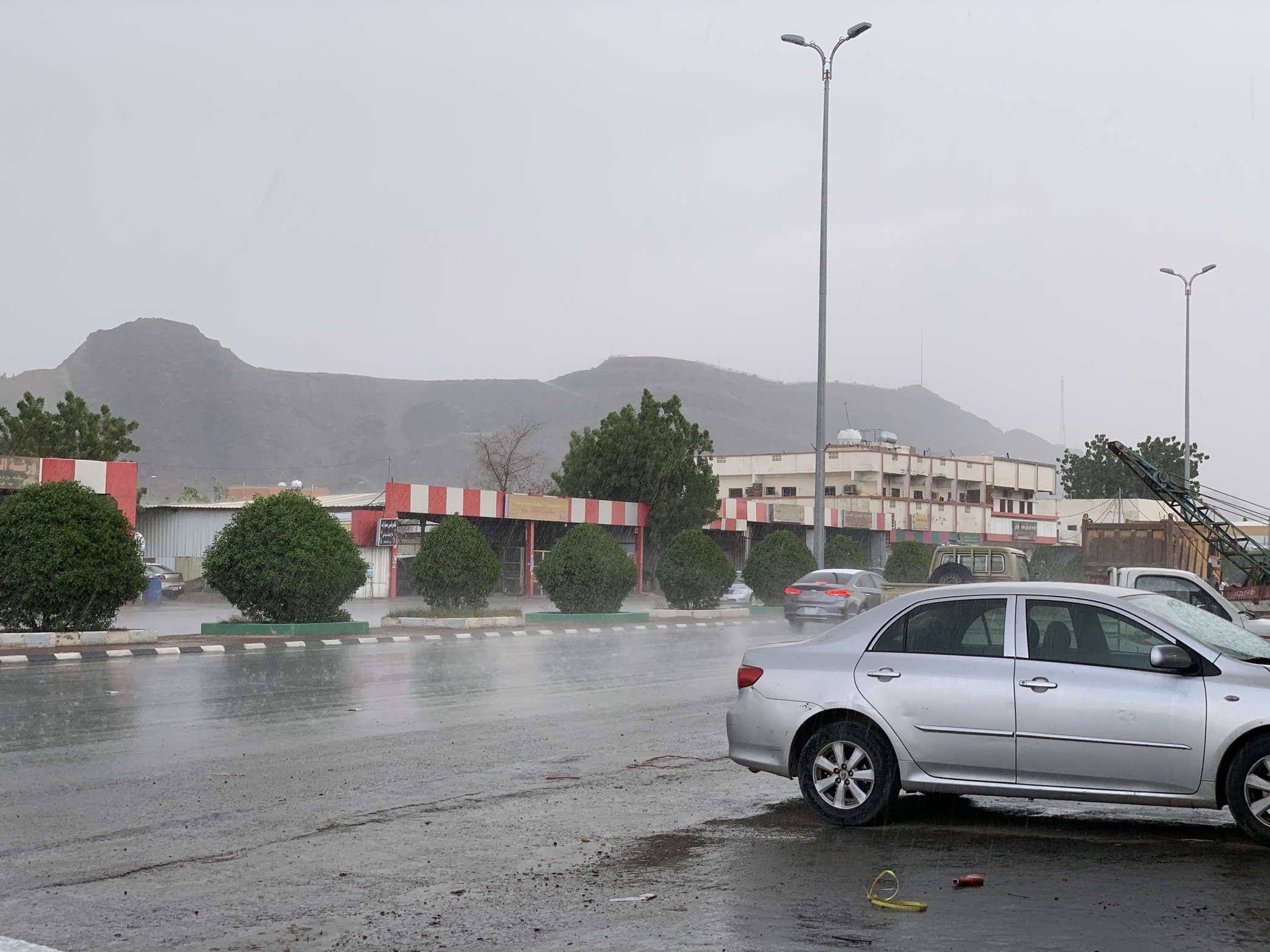 أمطار غزيرة على عسير والمدني ينبه