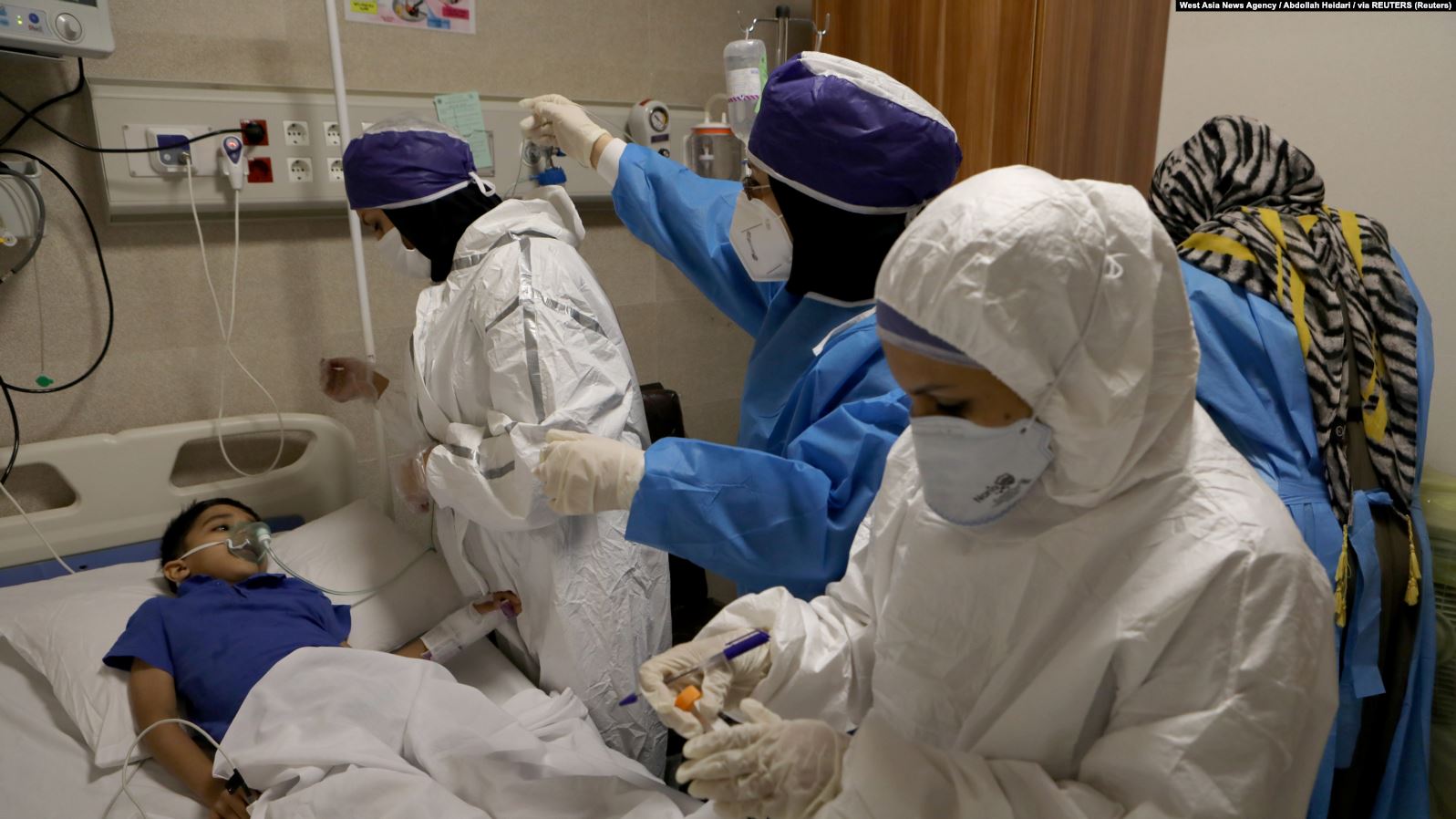 الممرضات الإيرانيات يفقدن حياتهن نتيجة نقص المعدات الطبية