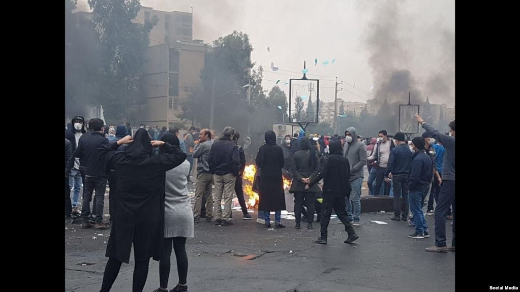 بعد عام من احتجاجات نوفمبر الإيرانية .. النظام الإيراني مستمر في قتل وقمع شعبه