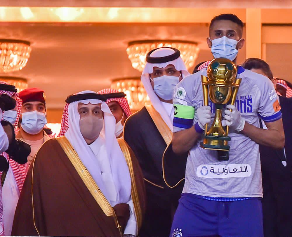 شاهد .. أمير الرياض يُتوج الهلال بـ كأس خادم الحرمين الشريفين