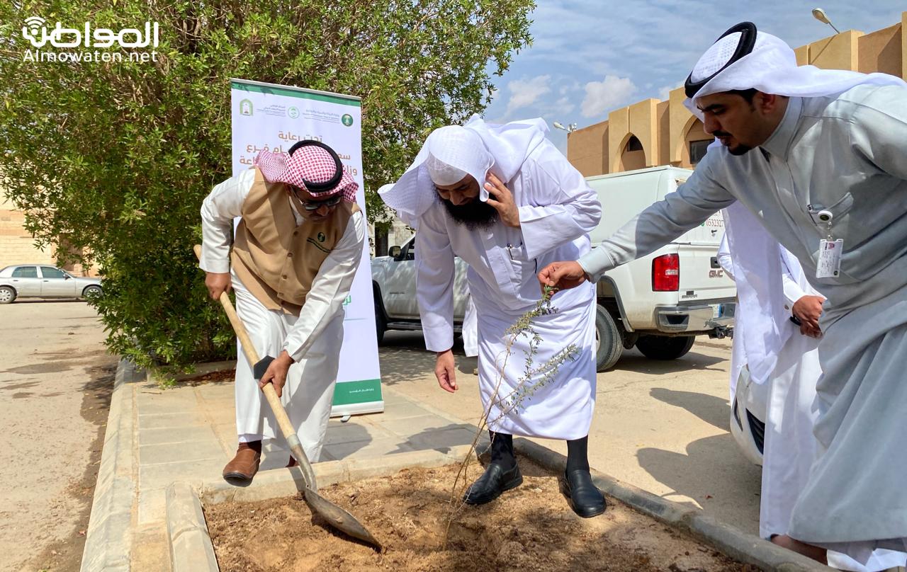 البيئة والشؤون الإسلامية يدشنان حملة تشجير الجوامع بحفر الباطن