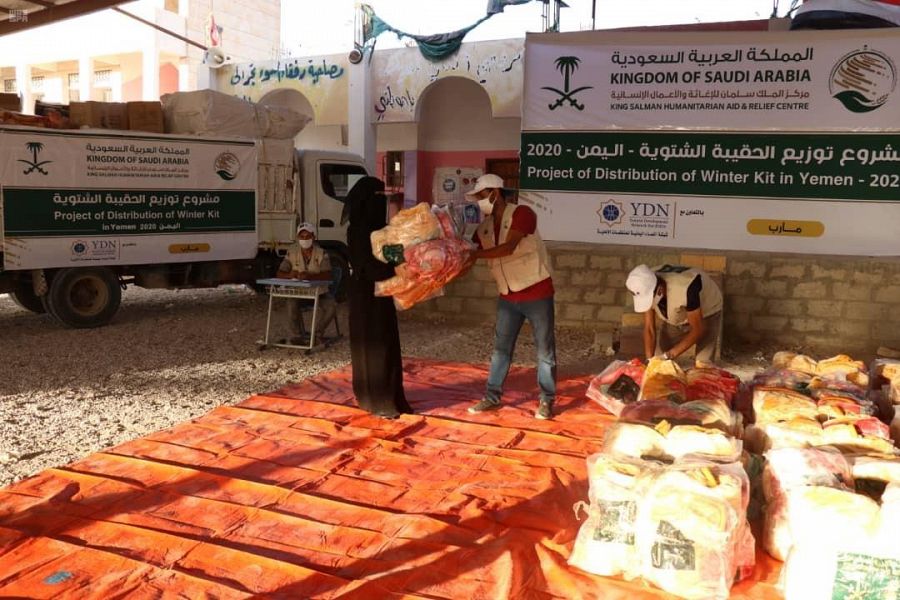 مركز الملك سلمان للإغاثة يوزع 1200 حقيبة شتوية للنازحين في مأرب
