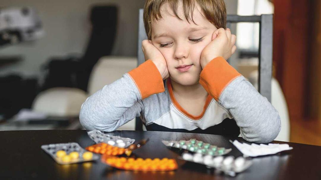 المسموح والممنوع عند تناول الأطفال الدواء الخطأ