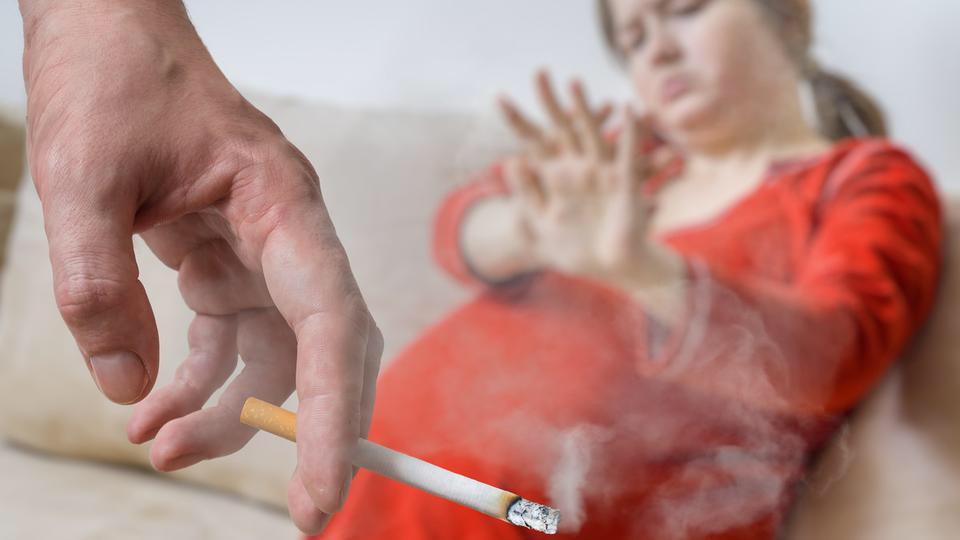أضرار التدخين السلبي على الحوامل